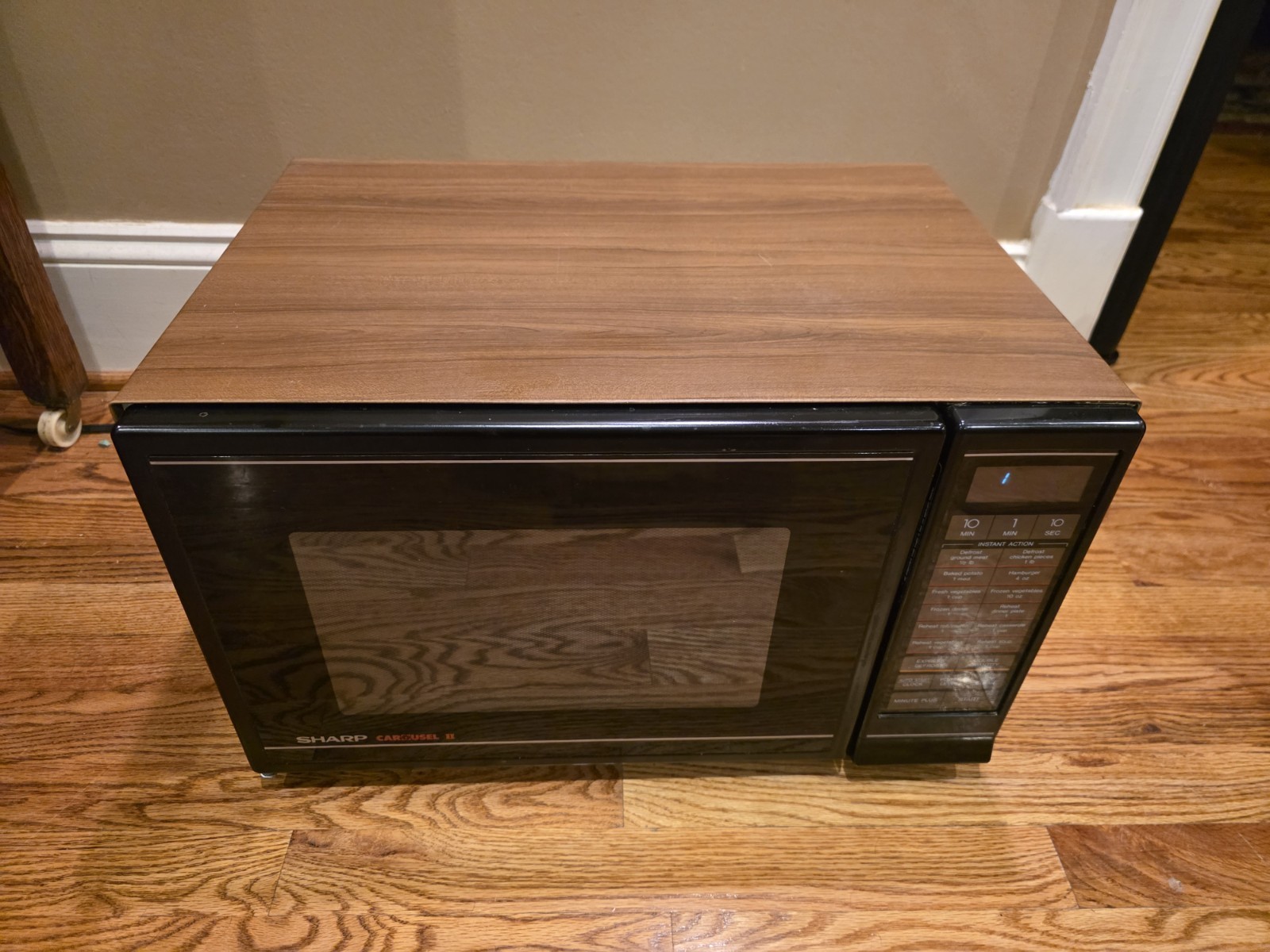 Vintage Sharp Carousel Microwave Oven Model R-4A70 1988 Faux Wood Grain CLEAN