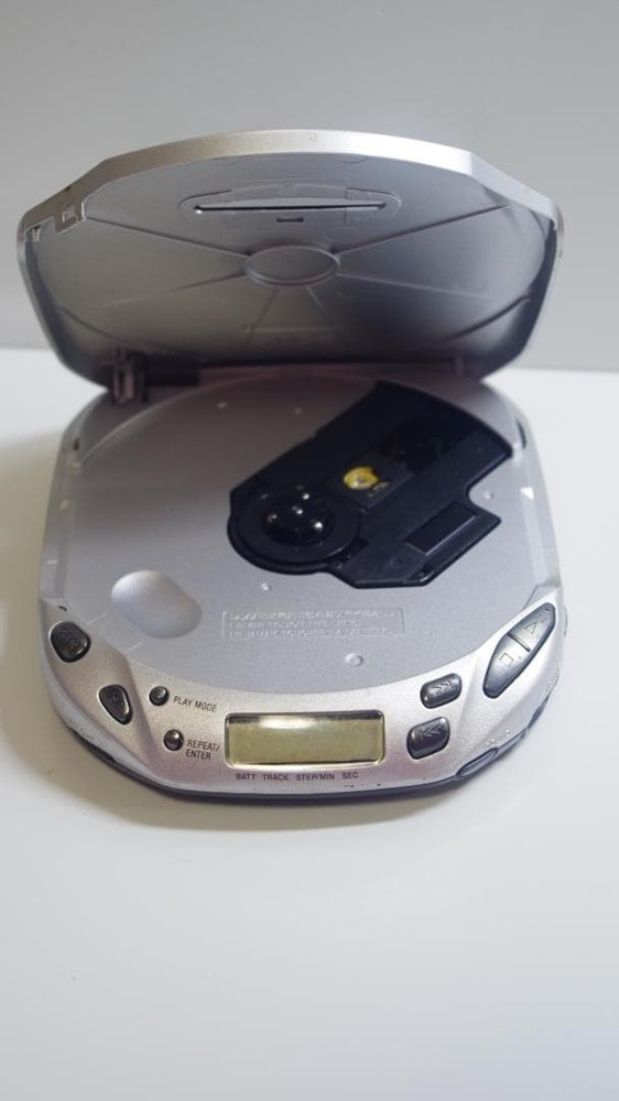 SONY D-E404 COMPACT DISC COMPACT PLAYER CD WALKMAN Silver Tested Used