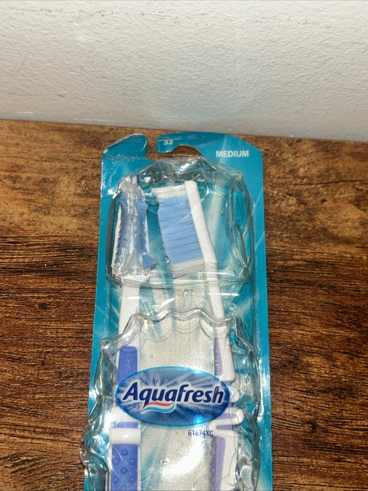 Aquafresh Medium #32 Toothbrushes 2-Pack Sealed 61674XD - Slight Pkg Damage