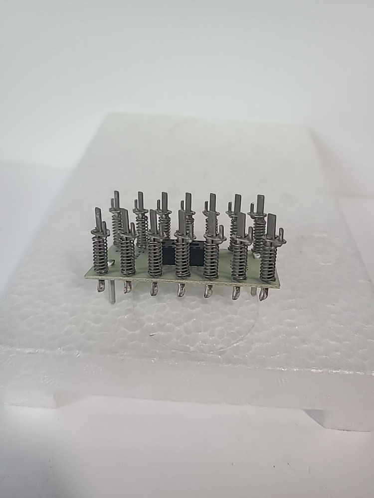 Vintage Vector Electronic 570-G Solderless DIP-14 Socket Adapter