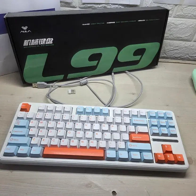 Violet Switch Custom Keyboard F87 Pro White Keycap Bluetooth