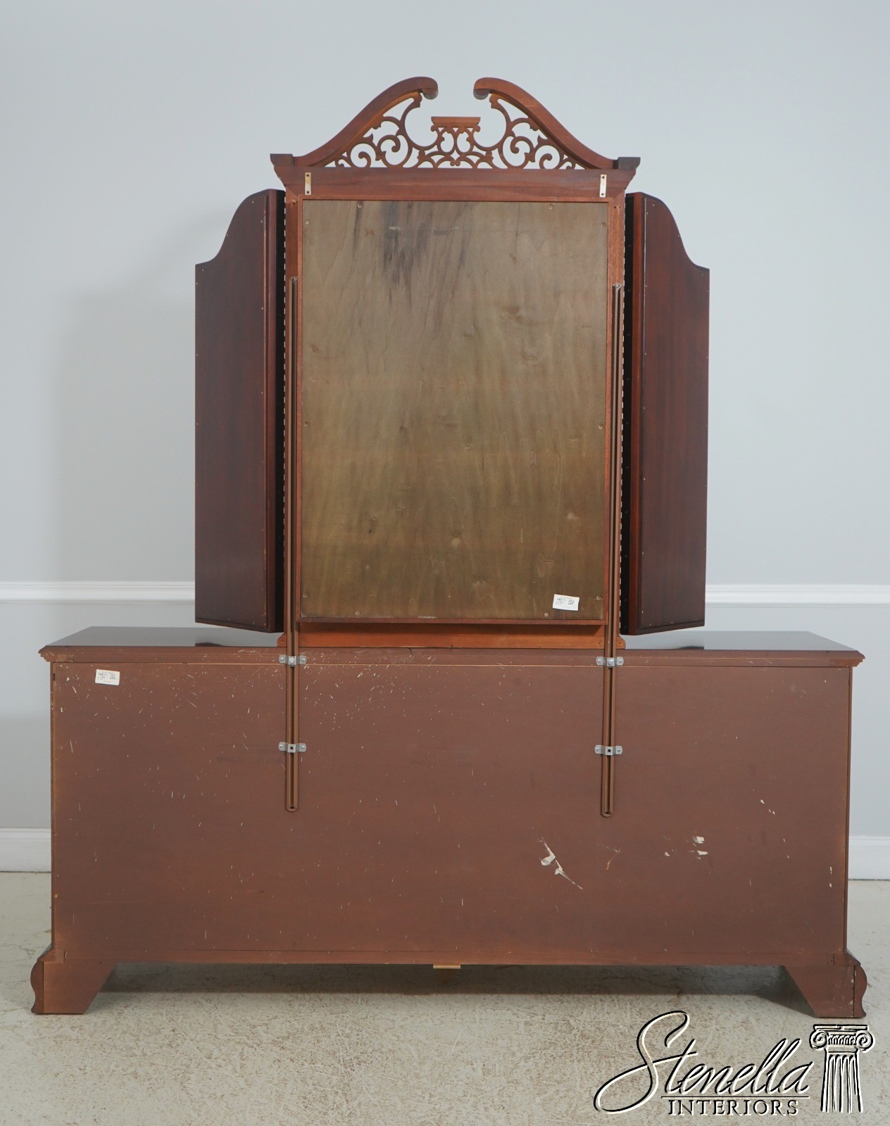 F71791: THOMASVILLE Chippendale Style Mahogany Dresser w. Mirror