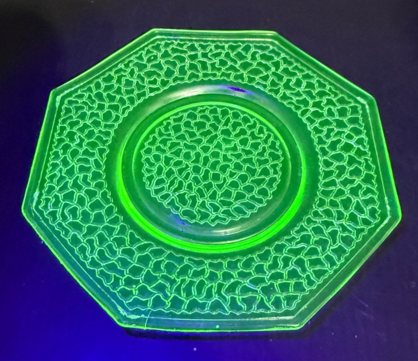 LE Smith 5-1/2" Octogonal Uranium Bread Dish Cracky Pattern