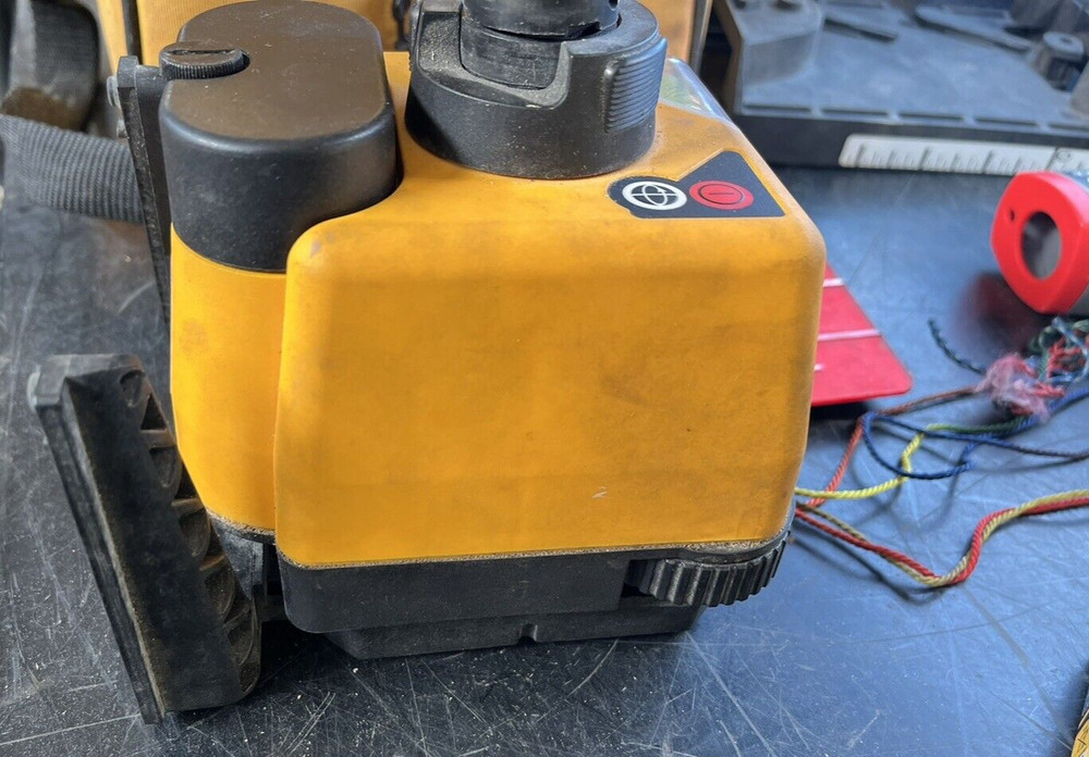 Spectra Precision Horizontal Vertical Red Beam Laser Level Model 1422 W/ Bracket