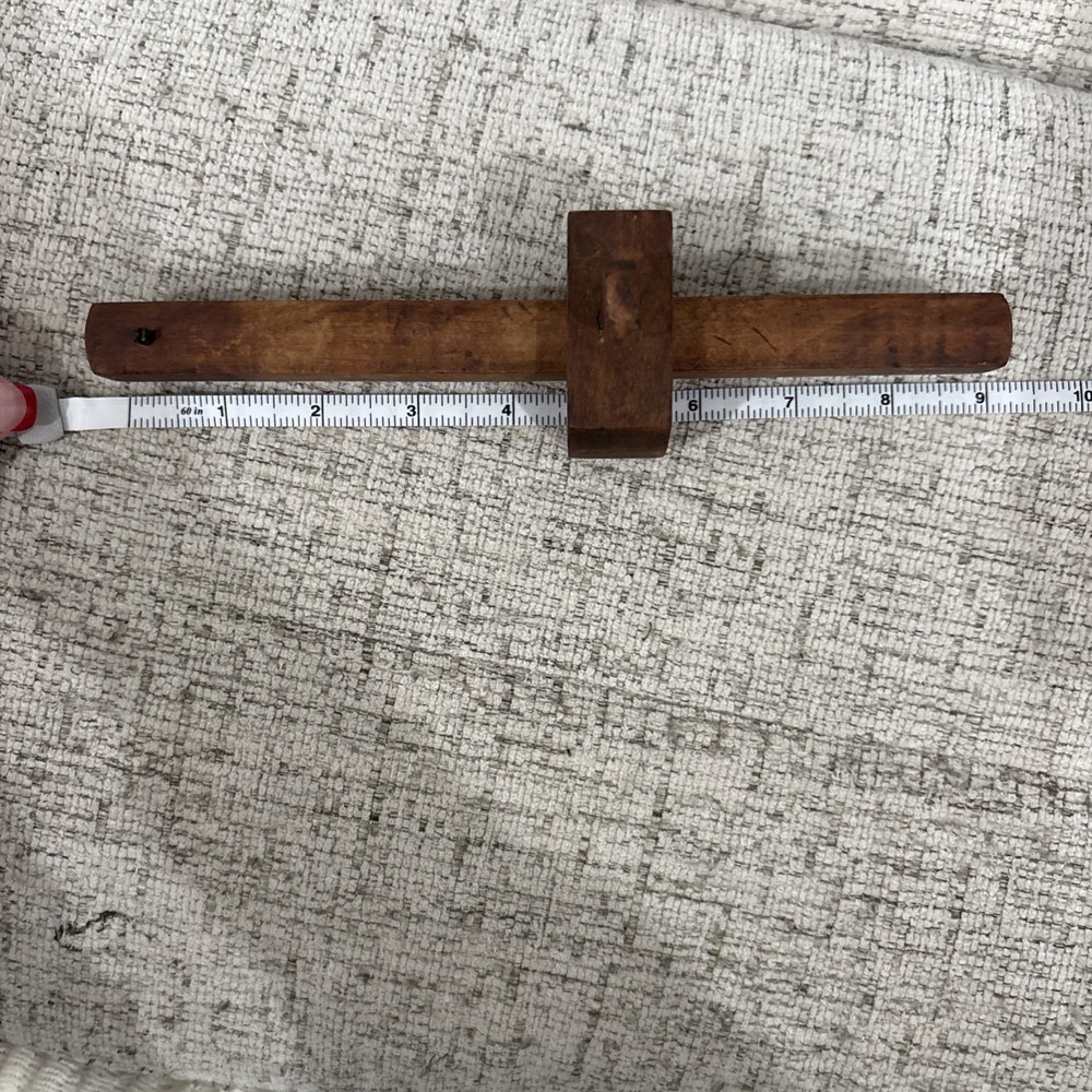 Marking gauge for scribing lines parallel to a reference edge