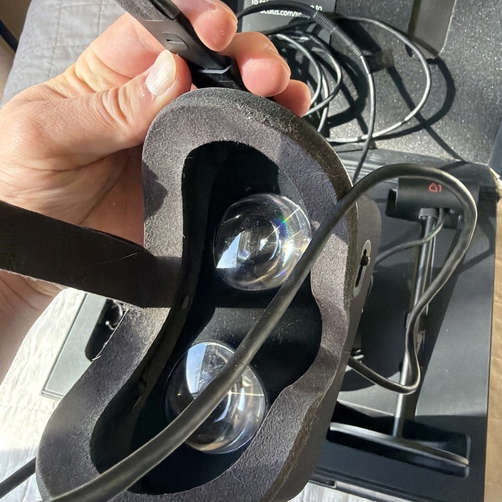 Original Oculus Quest 1 Rift With Box