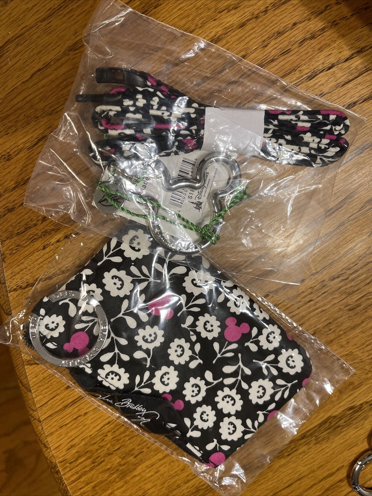 Vera Bradley Disney Vera Tote Mickey Meets Birdie NWT w/sm cosmetic or ZipID/lan