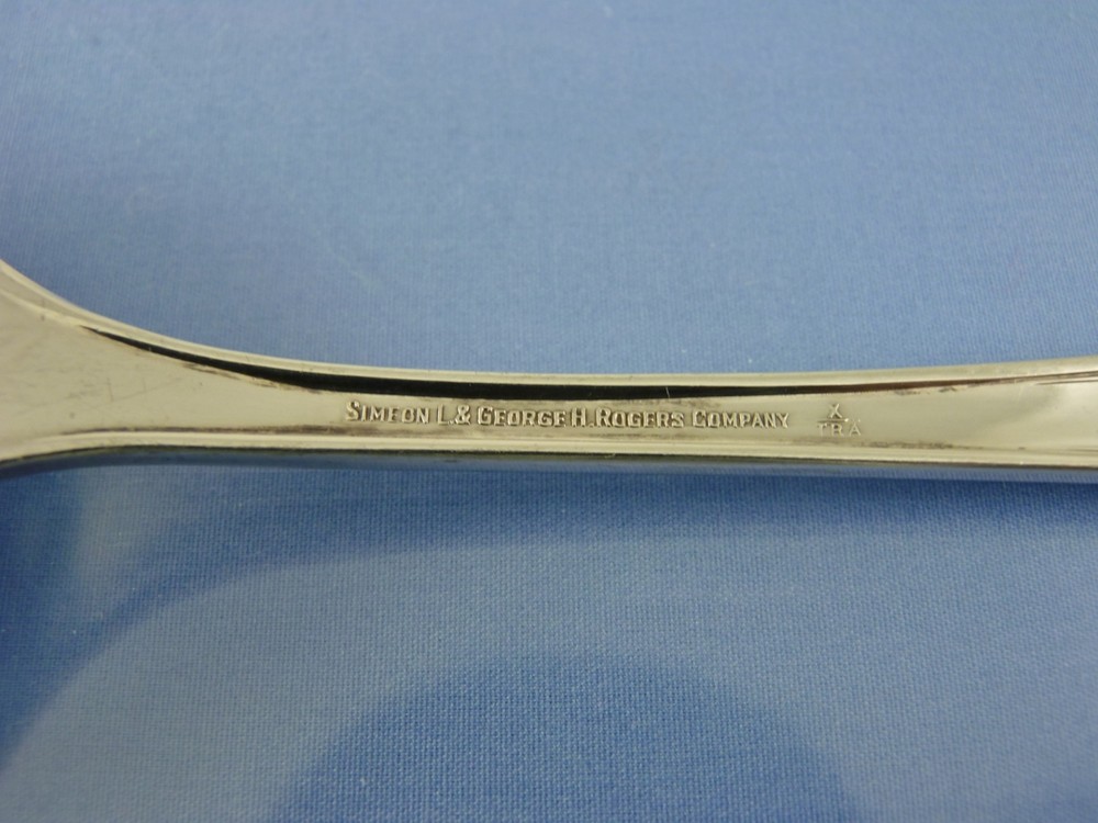 BERKELEY 1929 FLAT SERVER PIERCED 28 LARGE BY PEERLESS SILVER PLATE