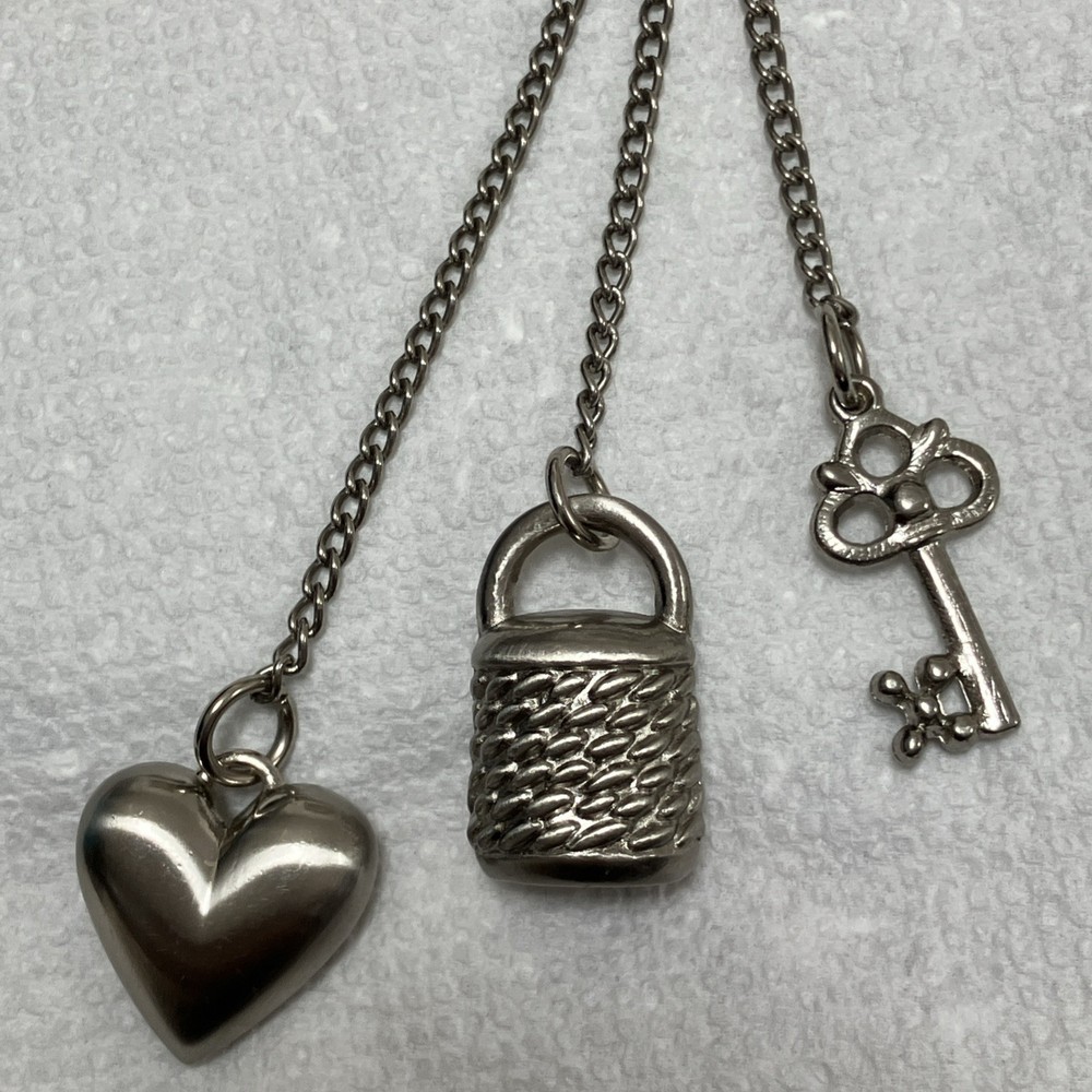 FABULOUS KEYRING WITH 3 ATTACHMENTS