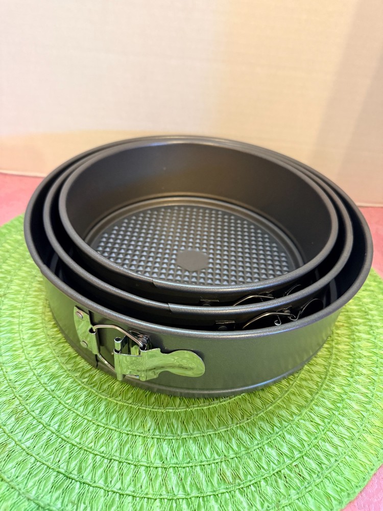 Three Piece Non Stick Spring Form Cake Pan Set Three Different Sizes