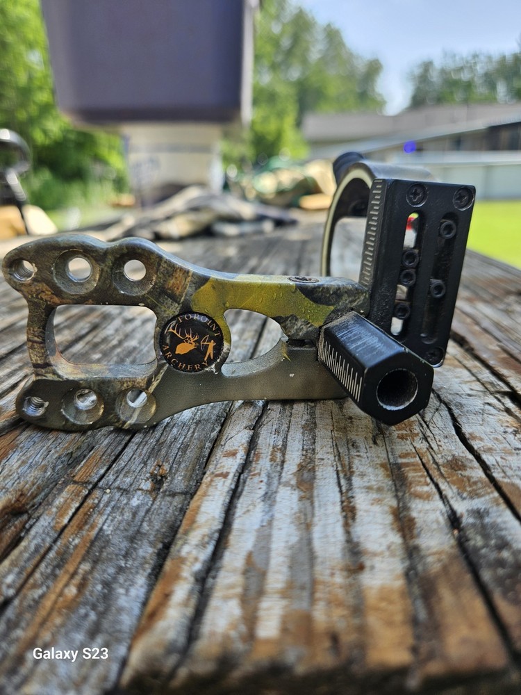 Topoint Basic Hunter Pin Fiber Optics Bow Sight CAMO WITH PIN LIGHT