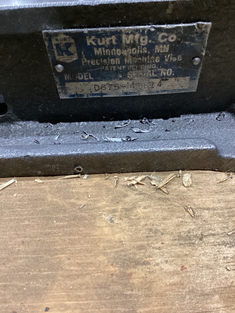 KURT D675 6" MACHINE VISE WITH HANDLE USED