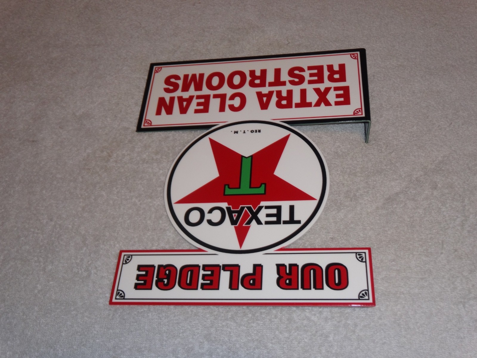 VINTAGE TEXACO OUR PLEDGE CLEAN RESTROOMS 11 3/4" METAL GASOLINE OIL FLANGE SIGN