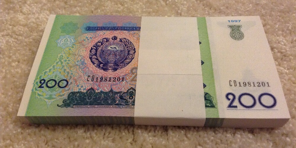 Uzbekistan Banknote Bundle, 100 X 200 Som. Dated 1997. Unc. 100 Banknotes.