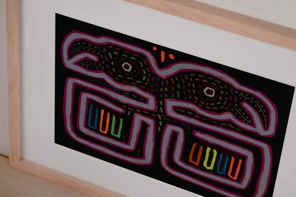 Black Red And Blue Optical Illusion Bird Mola