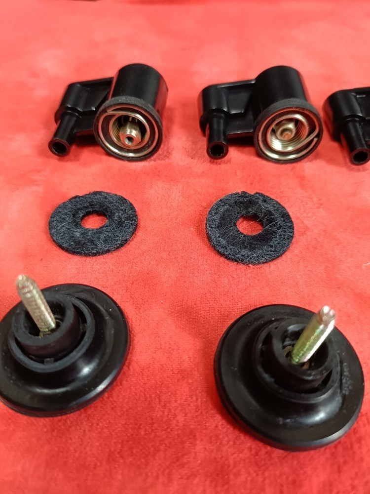Insulators included with the Technics SL-1700 turntable