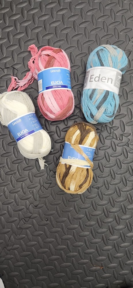Multi color yarns set of 4