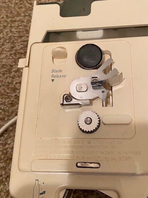 Black & Decker EC70 Spacemaker Under Counter Can Opener.