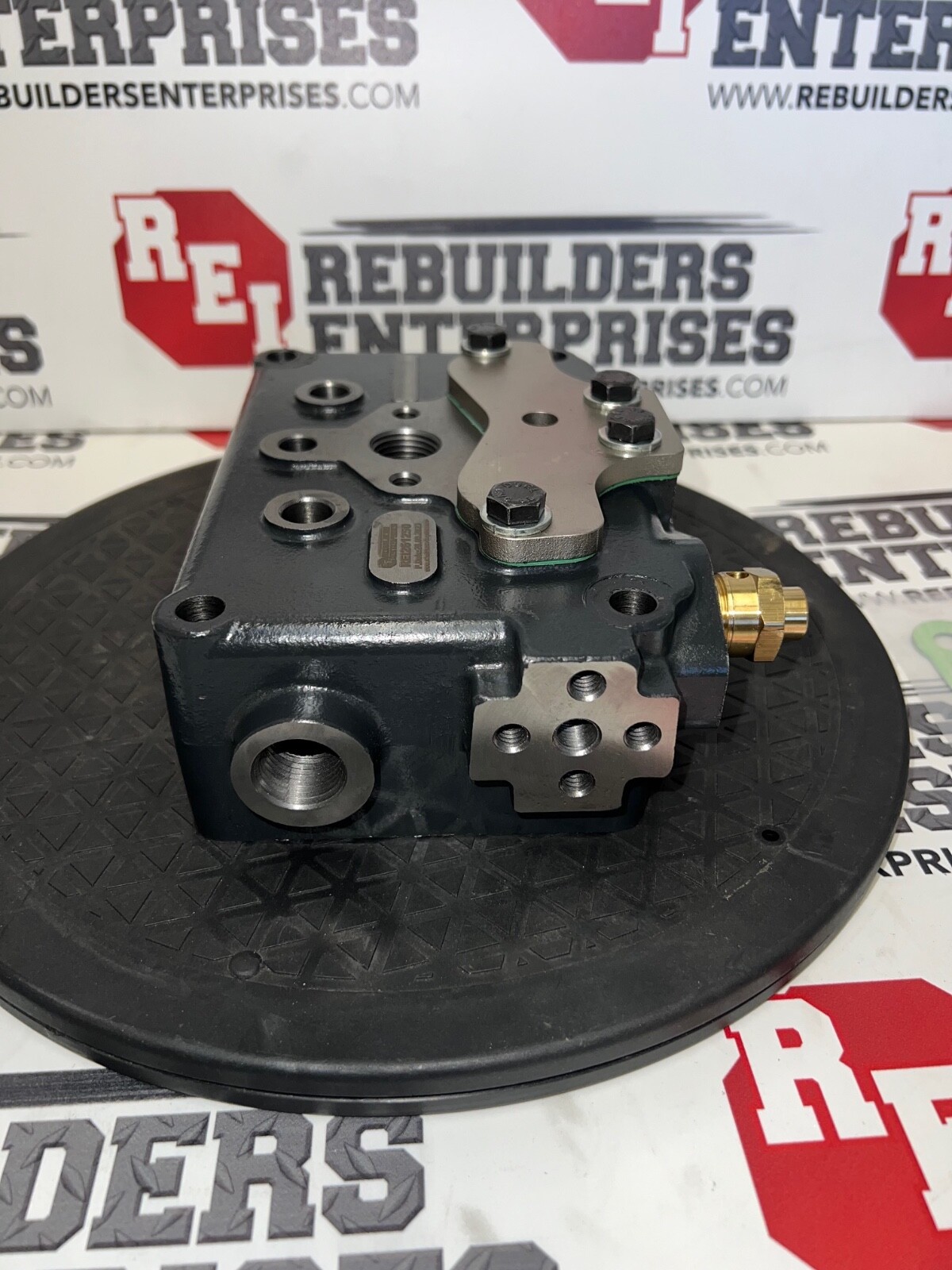 Bendix TF550-750 107082 Air Compressor Cylinder Head NEW Complete 107516