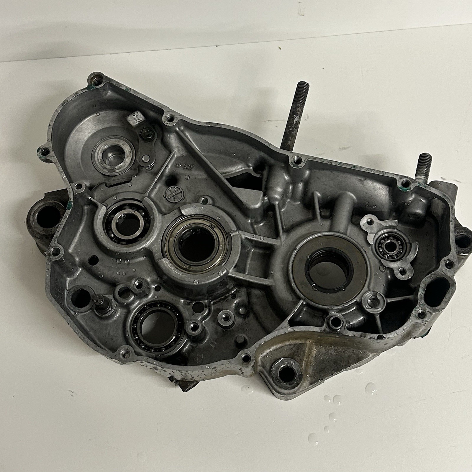 01 - 08 SUZUKI RM250 RM 250 RIGHT SIDE LOWER ENGINE BOTTOM END CRANK CASE OEM