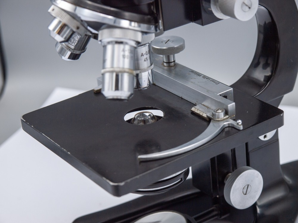 1945 - Ernst Leitz Wetzlar Compound Microscope w/ Case, 4 Objectives, Accs