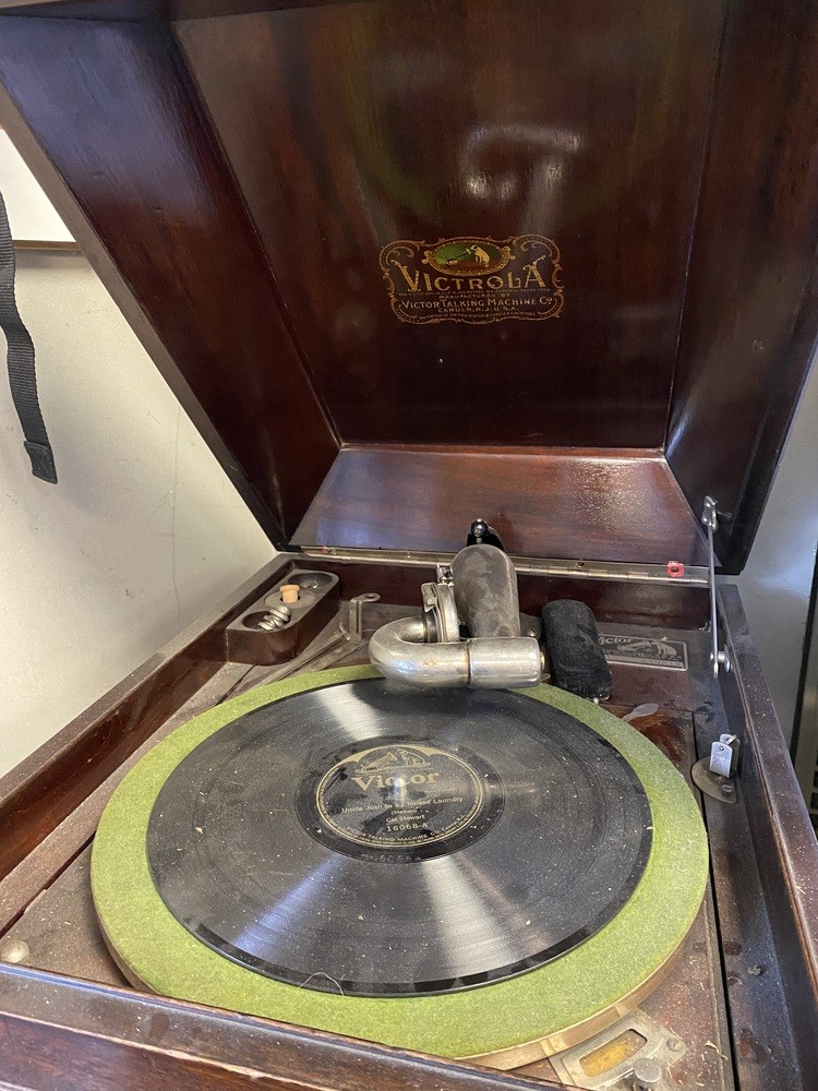 VICTROLA TALKING MACHINE VV-IX (LOCAL PICKUP)