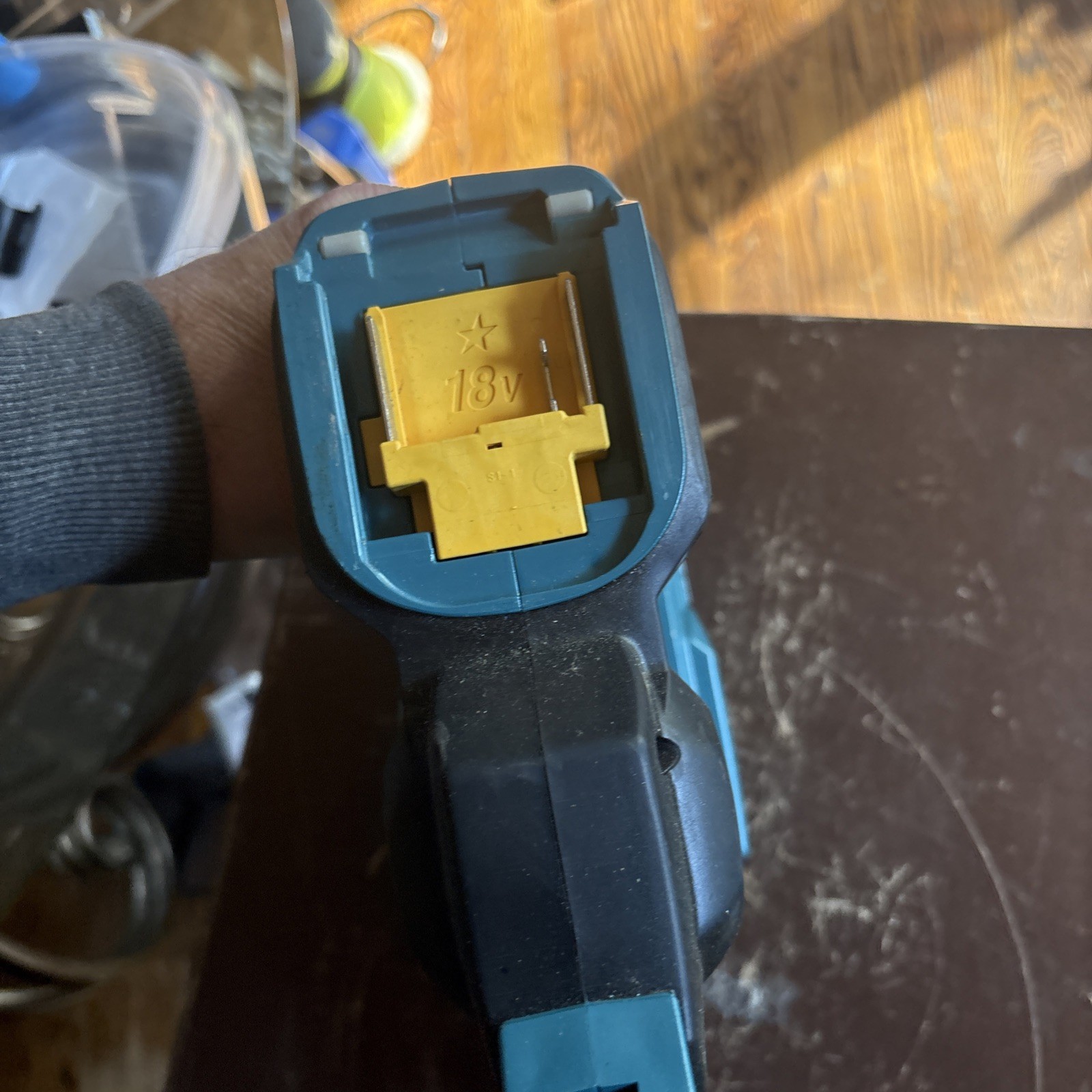 Makita XNB02Z 18V LXT 16-Gauge Cordless 2-1/2 in. Straight Finish Nailer