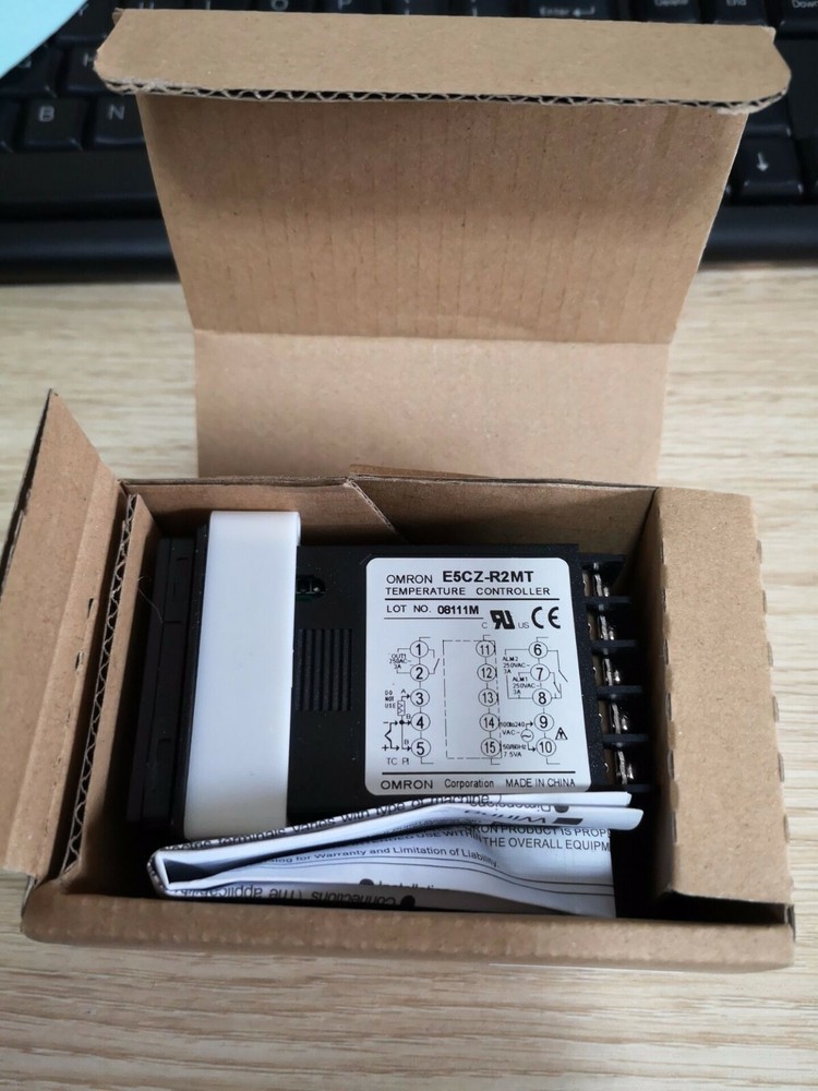 NEW Omron E5CZ-R2MT E5CZR2MT Temperature Controller 100-240VAC #ZT