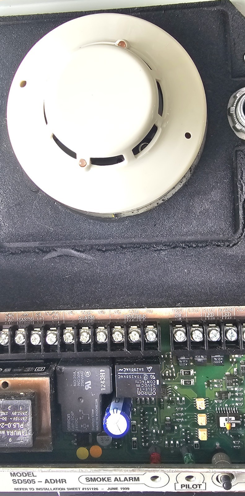 SILENT KNIGHT SD505-ADHR Duct Detector (built-in Relay) w/SD505-APS Smoke Head