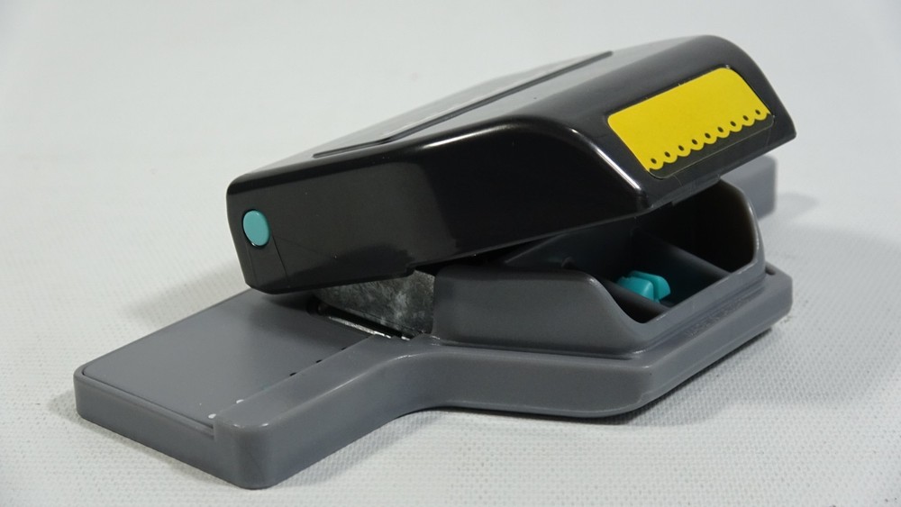 Ek Success Border Edge Locking Paper Punch - Mini Scallops With Dot
