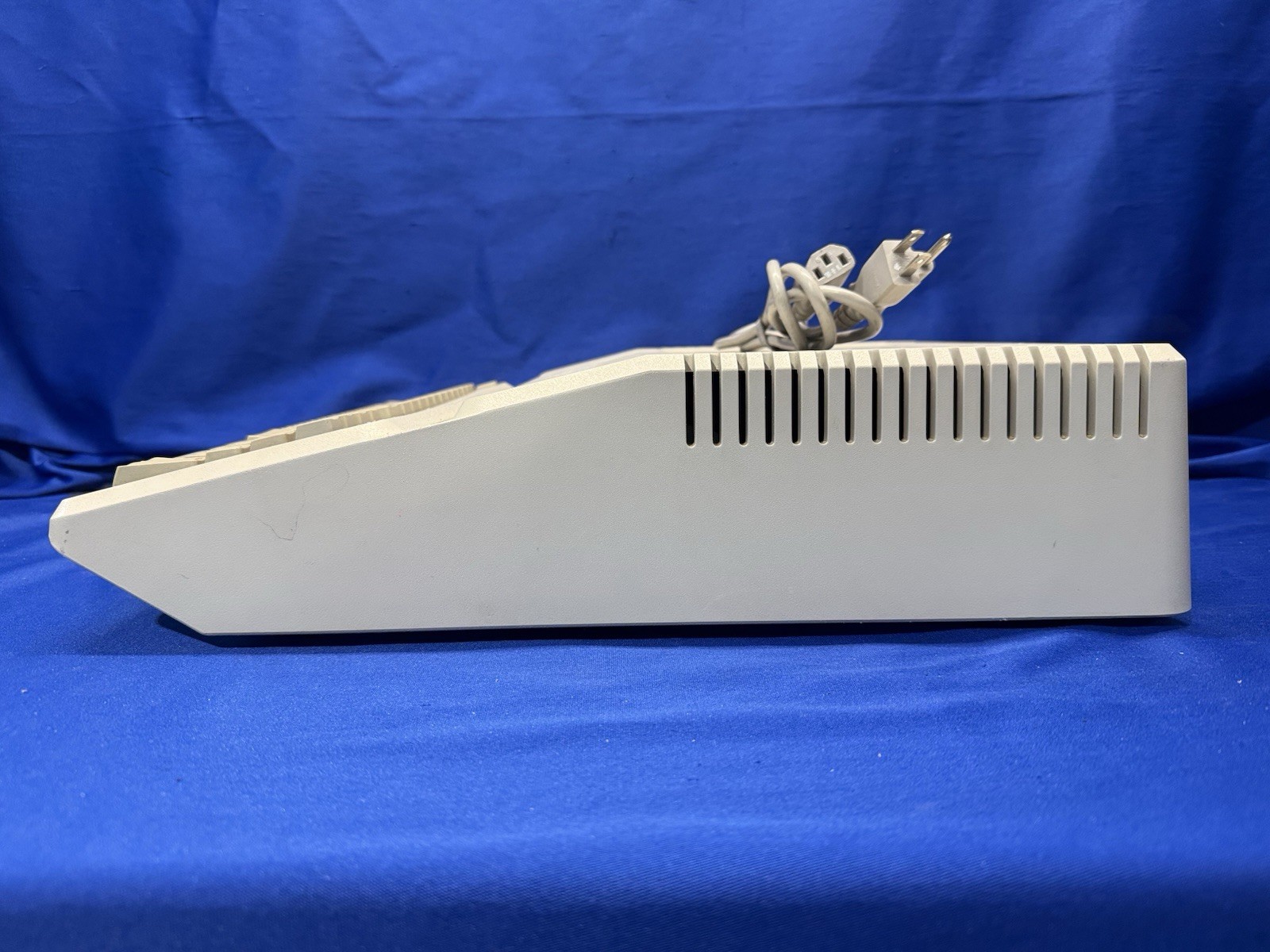 Apple IIe Vintage Computer A2S2128 80COL 64K RAM Expansion Powers On -No Monitor