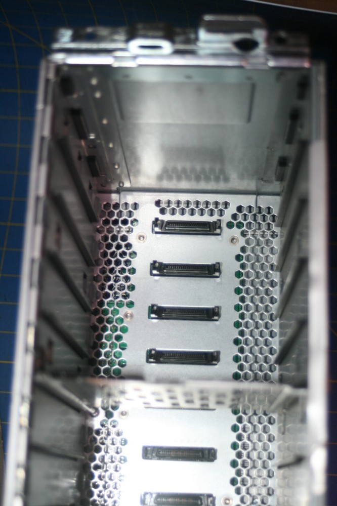 Emc2 model KTN-STL4 100-561-803 disk array , No Caddy, No Hard drives