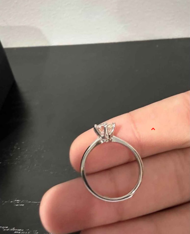 VVS1 Moissanite Engagement ring
