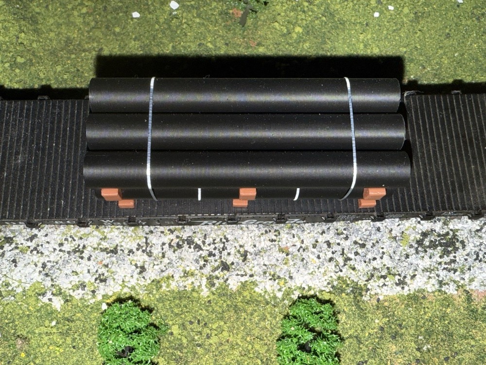 1:87 Ho Scale 20ft Black Pipe Load- Short Stack (2.75in Long)