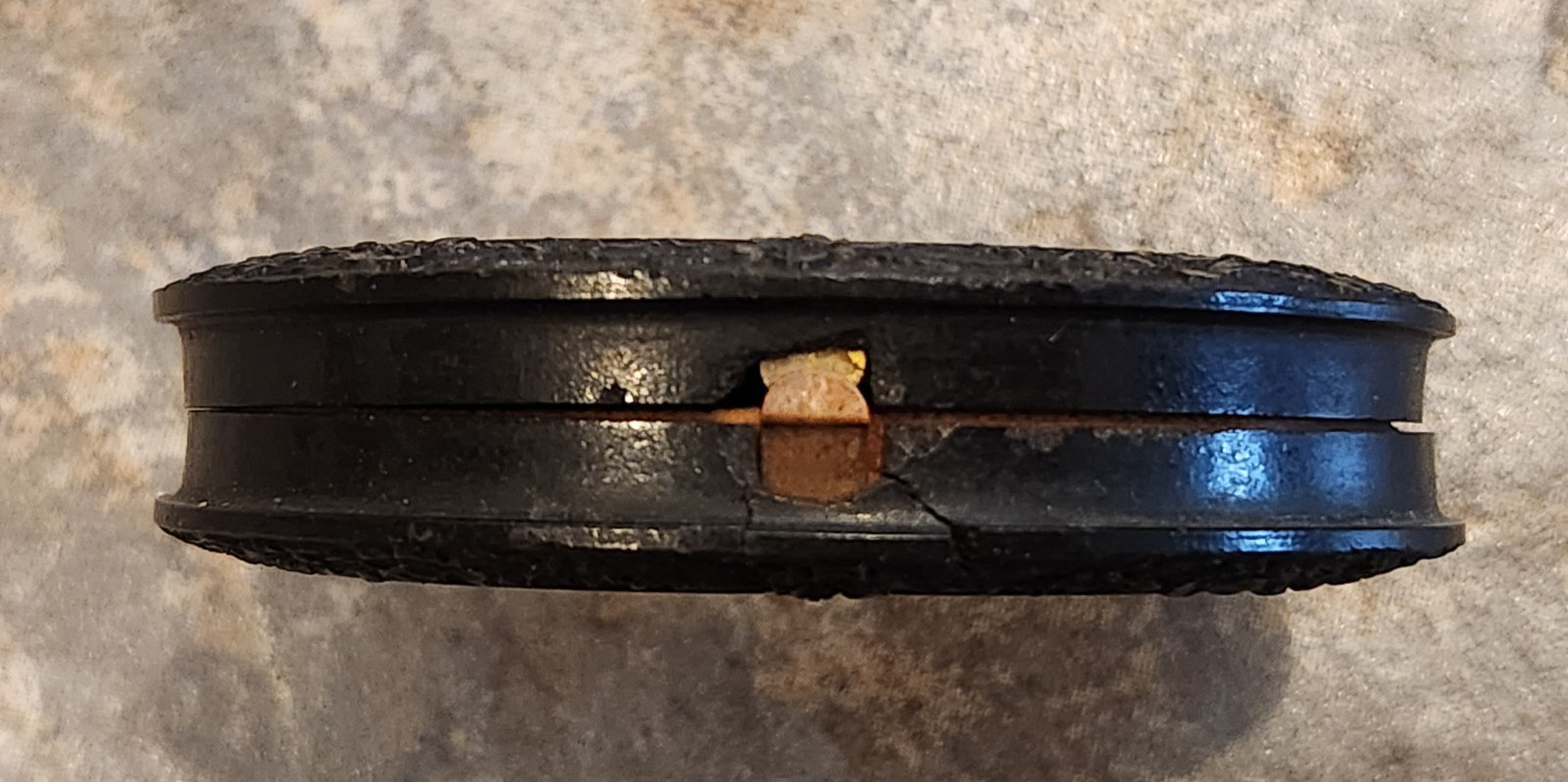 Nice Round Portrait Photo of Civil War Soldier w Gold Buttons & Ring in Case