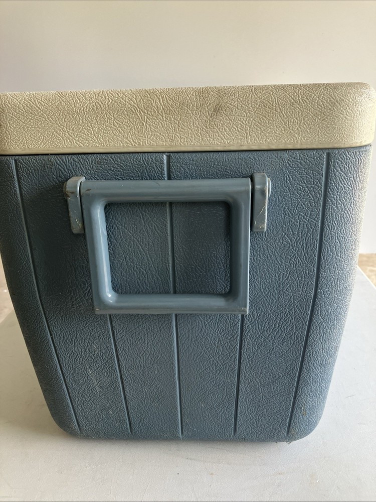 1991 Coleman Polylite48 Blue Cooler