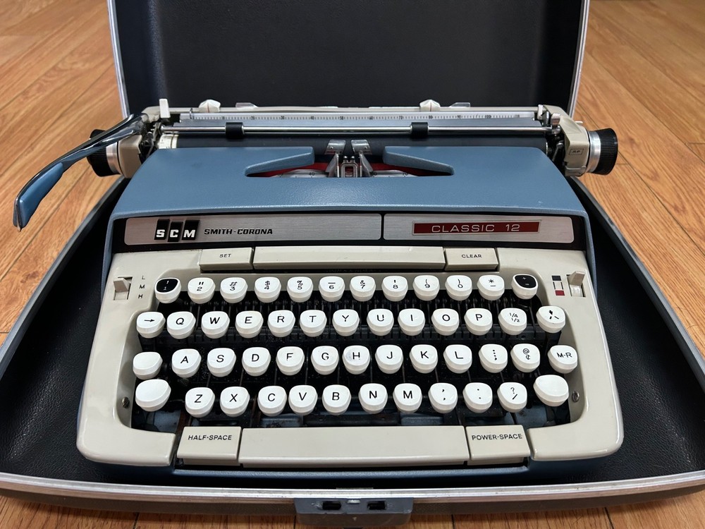 Smith Corona Classic 12 Typewriter w/ case