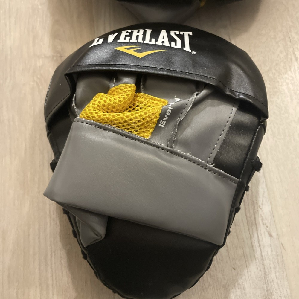 Everlast Mantis Evercool Punch Mitts