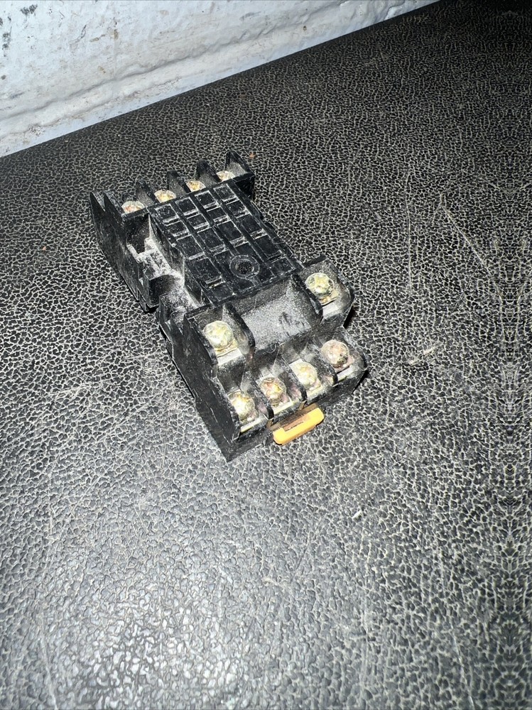 YOUNG NDSQ-14 7AMP 300V RELAY SOCKET