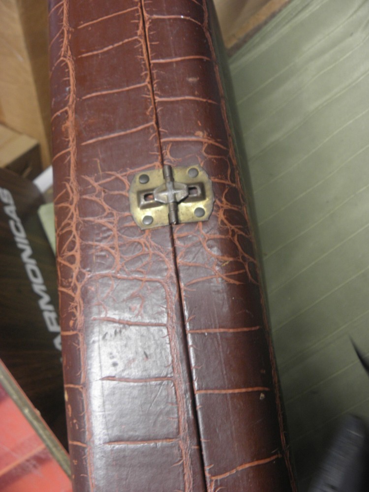 ALLIGATOR STYLE BROWN VIOLIN CASE