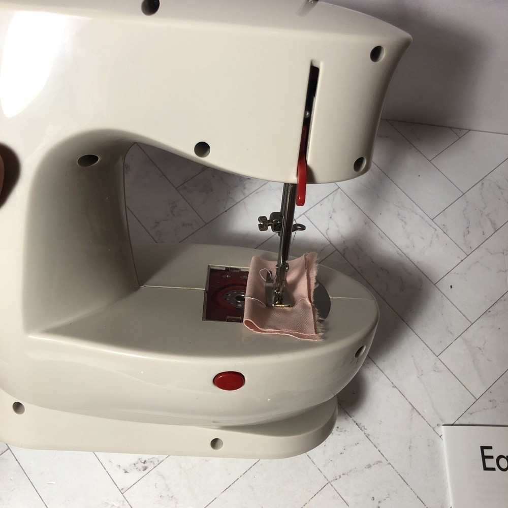 Easy Stitcher Table Top Sewing Machine D2-5001 BARELY USED