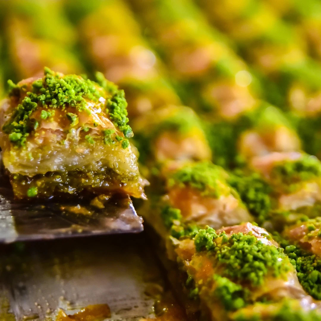 16 Pieces Fresh Baked Pistachio Baklava from Chicago 500g / 17.6 oz.
