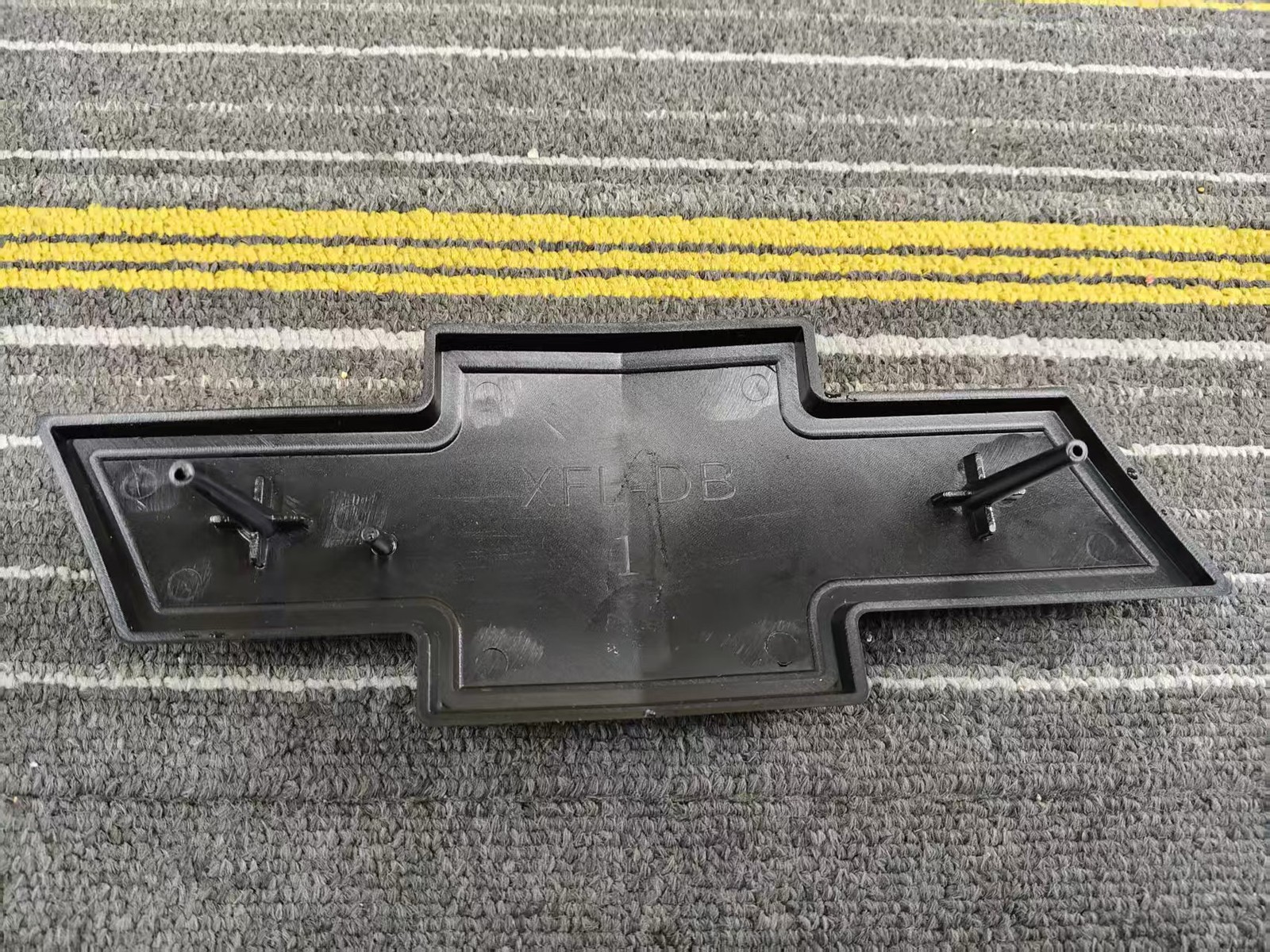 NEW Black 07-14 Avalanche Suburban Tahoe Front Grille Bowtie Emblem 22830014 OEM