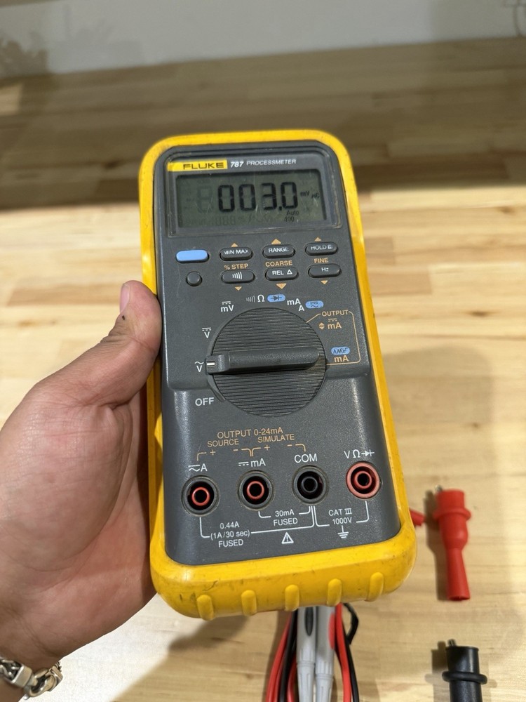 FLUKE 787 PROCESSMETER W/LEADS & CLIPS (SHIPS FAST) (LIGHT DOESNT WORK)