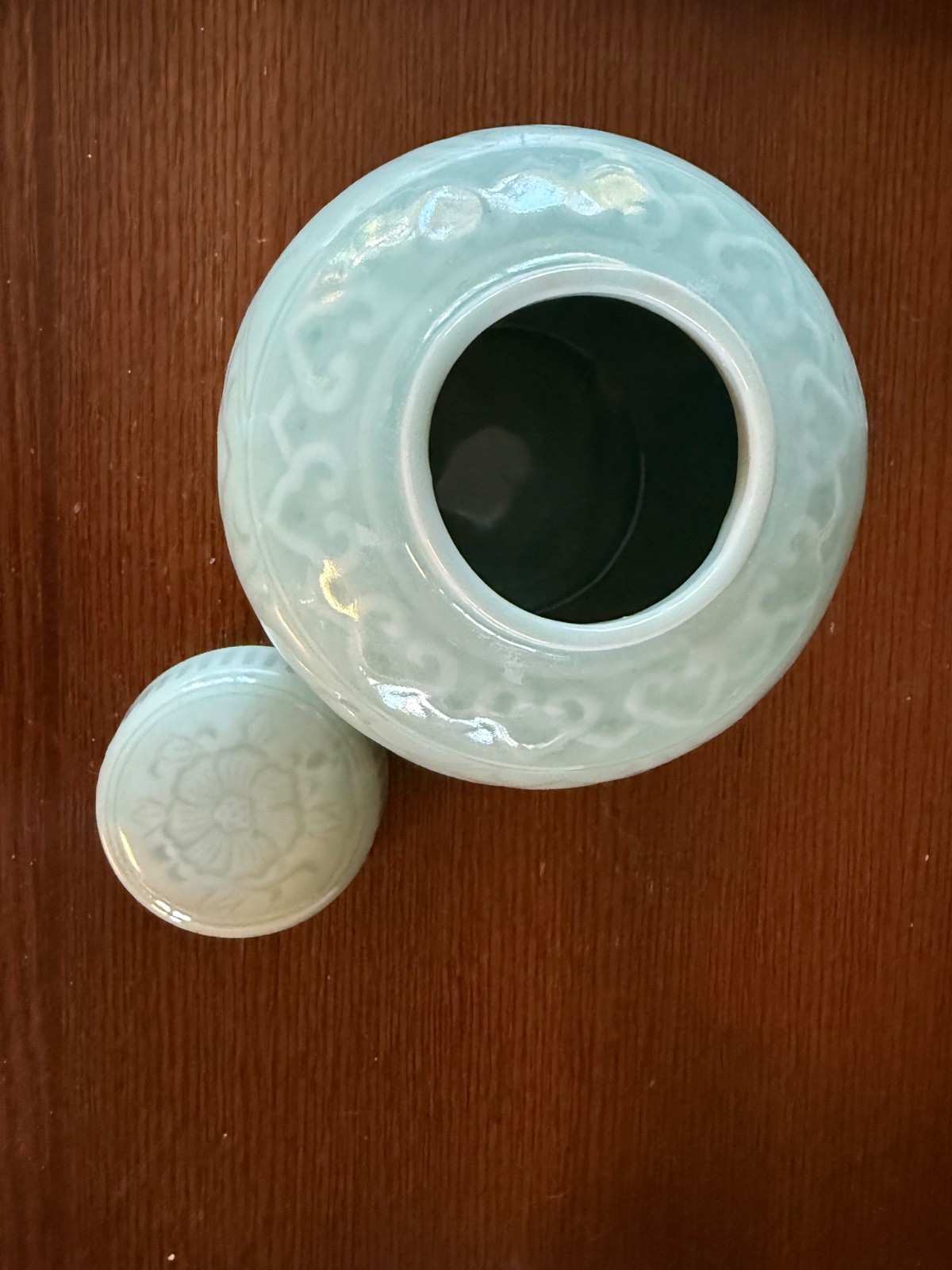 Vtg CHINESE CELADON GREEN PORCELAIN GINGER JAR & LID LOTUS FLOWERS 5.75”T X5”W