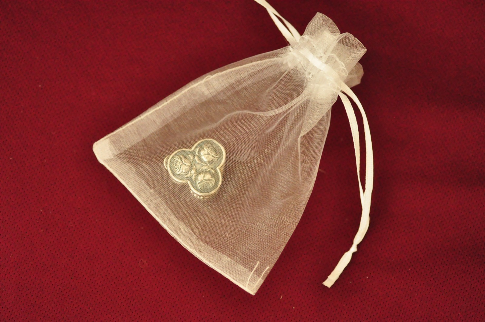 Vintage Sterling Silver Clover‑Shaped Pill Box – Three Rose Repoussé Panels 12g