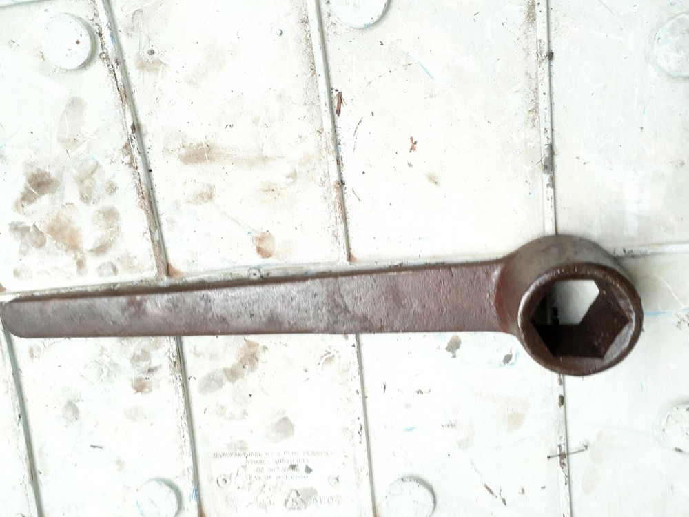 Single end key box wrench size 32mm.