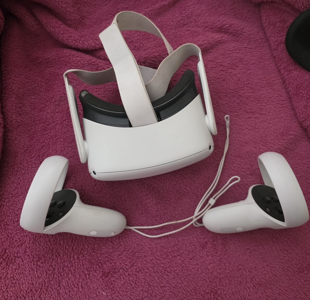 Meta Oculus Quest 2 256GB VR Headset - White w/ Logitech G Pro Headset