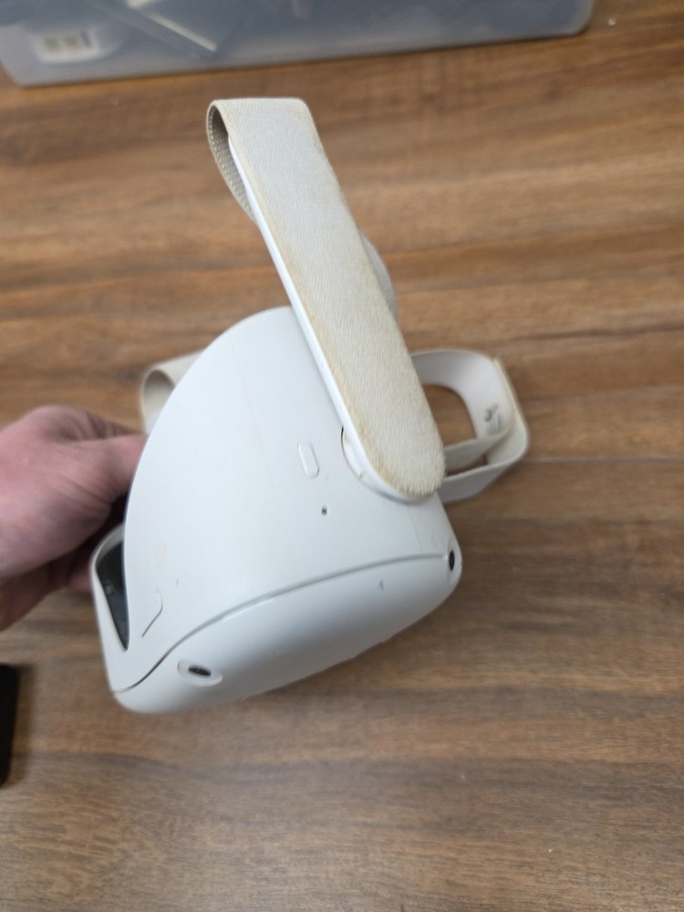 Meta Oculus Quest 2 Advanced All-In-one VR READ