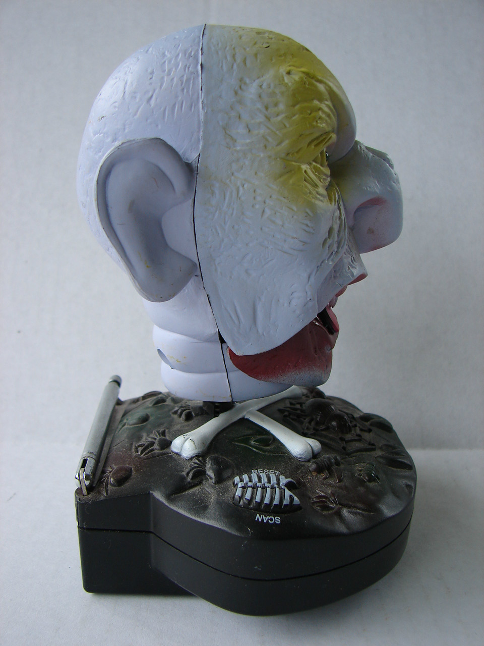 RARE ! HALLOWEEN MONSTER SATAN DEVIL GARGOYLE BOBBLE HEAD FM RADIO EYES LIGHT UP